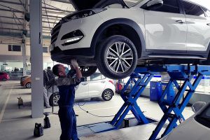 khach-hang-bao-duong-xe-tai-dai-ly-hyundai-300x200.jpg
